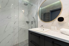 Dusche, Haartrockner, Handtücher, Shampoo