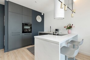 Fridge, oven, stovetop, dishwasher