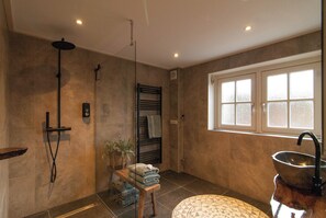 Secador de pelo, toallas, jabón y papel higiénico