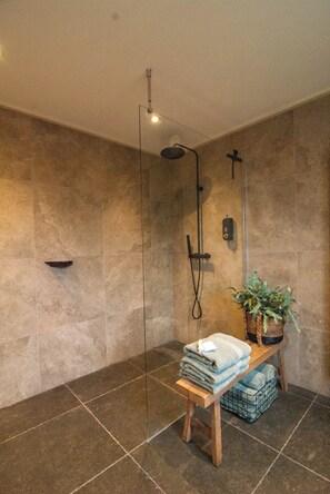 Secadora de cabello, toallas, jabón, papel de baño 