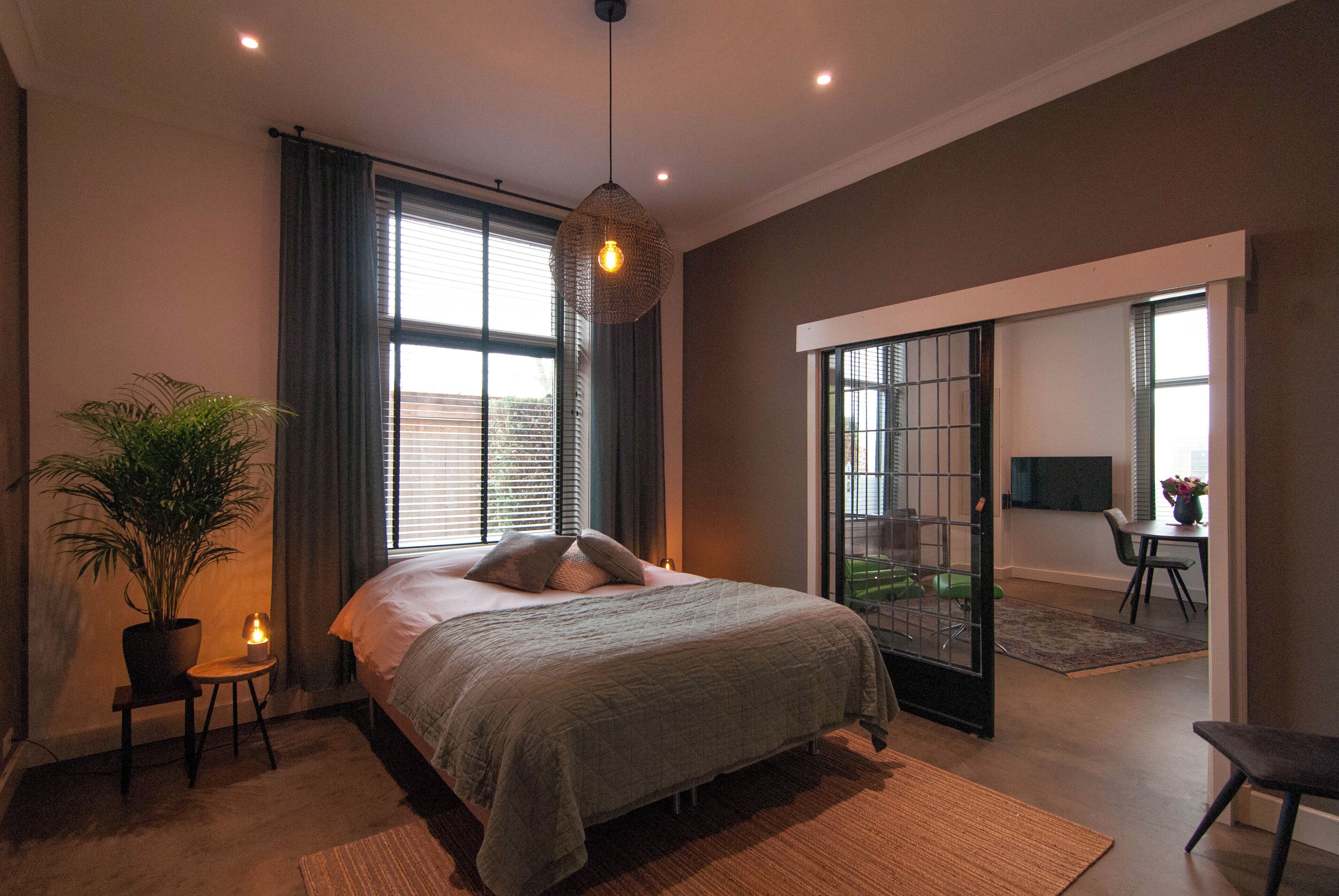 Tabla de planchar con plancha, wifi y ropa de cama 