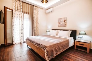 Tabla de planchar con plancha, wifi, ropa de cama