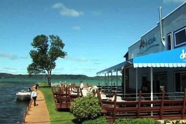 Outdoor dining - Greens & Glides Getaway at Schuss Mountain (Mancelona)