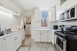 Casa, 4 habitaciones | Cocina privada | Frigorífico, horno y cafetera o tetera