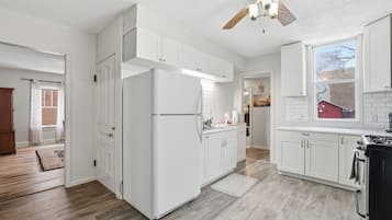 House, 4 Bedrooms | Private kitchen | Fridge, oven, coffee/tea maker