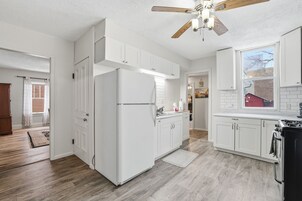 Casa, 4 habitaciones | Cocina privada | Frigorífico, horno y cafetera o tetera