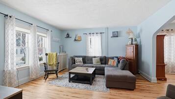 House, 4 Bedrooms | Ruang tamu | TV Pintar