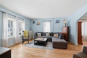 House, 4 Bedrooms | Living area | Smart TV