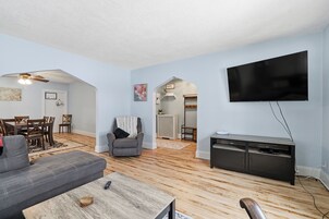 Casa, 4 habitaciones | Zona de estar | Una Smart TV