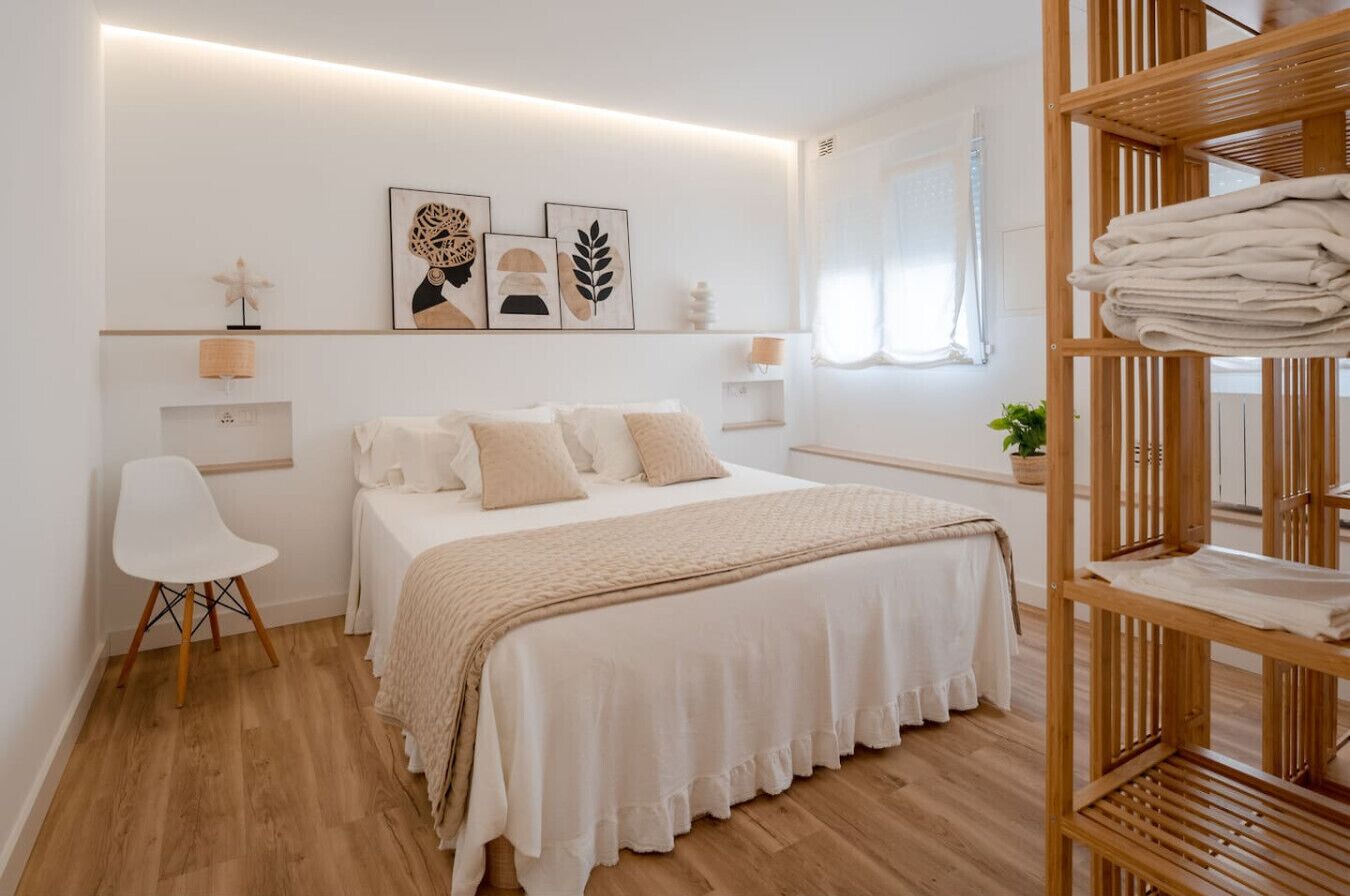 Een bureau, een strijkplank/strijkijzer, reisbedje, wifi