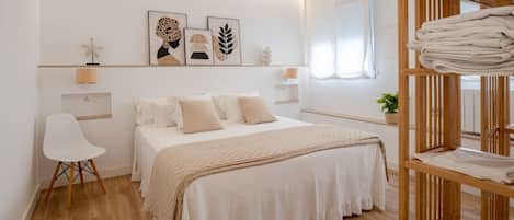 Een bureau, een strijkplank/strijkijzer, reisbedje, wifi