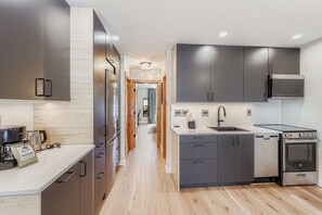 Condo, 1 phòng ngủ | Bếp riêng | Tủ lạnh, lò nướng, dụng cụ pha cà phê/trà, lò nướng bánh mì 