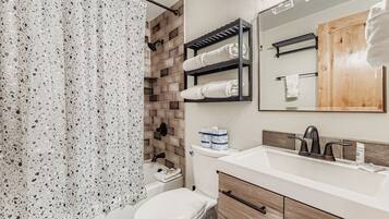 Condo, 1 Bedroom | Bathroom | Towels, shampoo