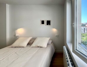 Desk, WiFi, bed sheets - central street full of light (Santander)