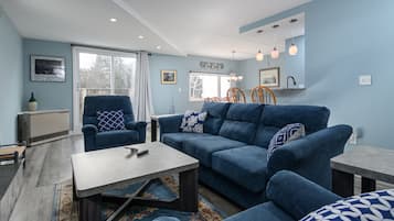 Condo, 2 Bedrooms | Living area | Smart TV