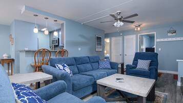 Condo, 2 Bedrooms | Ruang tamu | TV Pintar