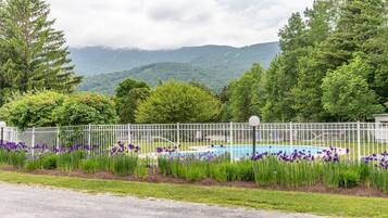 Condo, 2 Bedrooms | Kolam renang | Kolam renang tertutup