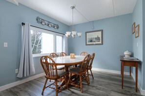 Kondominium, 2 kamar tidur | Tempat makan