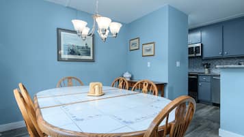 Condo, 2 Bedrooms | Dining