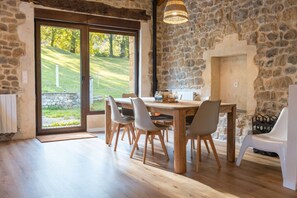 Dining - The Stone House – naturaleza y confort (villacarriedo)