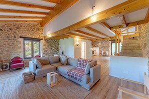 TV - The Stone House – naturaleza y confort (villacarriedo)