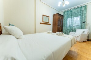 Tabla de planchar con plancha, wifi y ropa de cama 