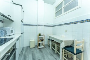 Refrigerador, microondas, horno, cafetera/tetera