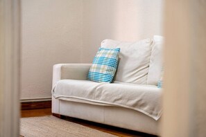 TV - Your Bright Retreat in the Heart of Santander (Santander)