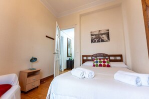 Iron/ironing board, WiFi, bed sheets - Your Bright Retreat in the Heart of Santander (Santander)