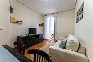 TV - Your Bright Retreat in the Heart of Santander (Santander)