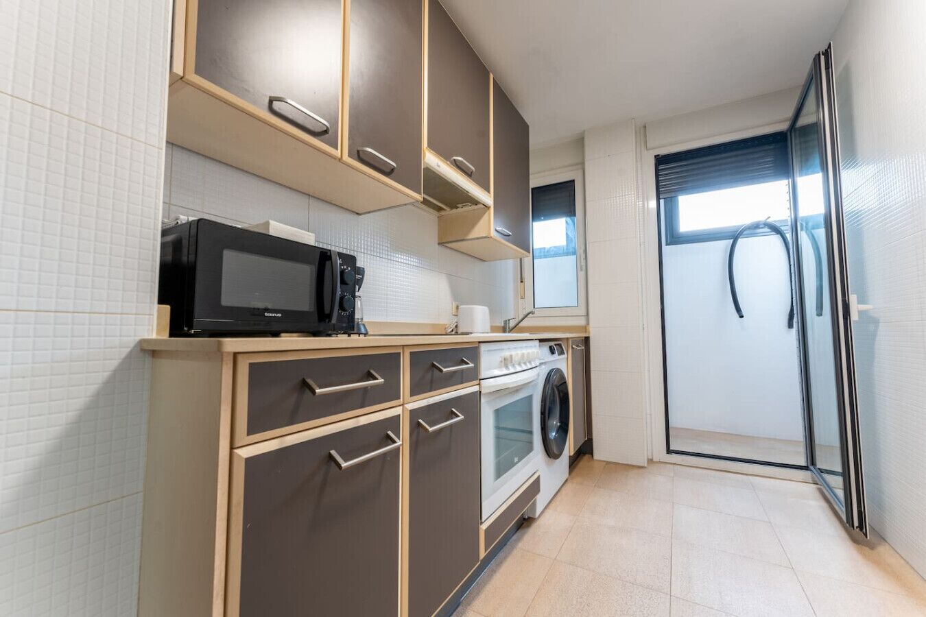 Refrigerador, microondas, horno y cafetera y tetera 