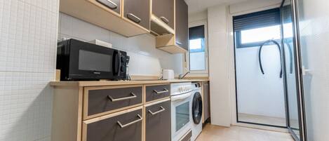 Refrigerador, microondas, horno y cafetera y tetera