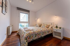 Desk, WiFi, bed sheets - central street apartment (Santander)