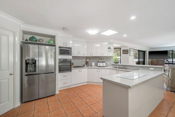 Fridge, stovetop, dishwasher, toaster