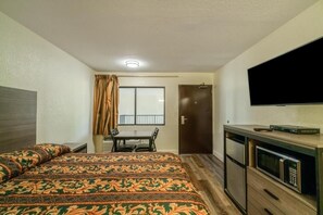 Free WiFi, bed sheets - Convenient Room for Park Adventures (Houston)