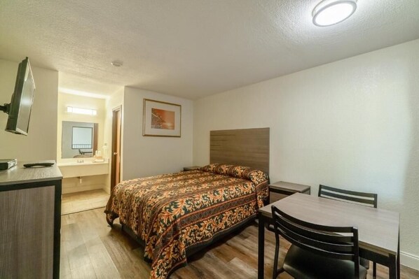 Free WiFi, bed sheets - Convenient Room for Park Adventures (Houston)