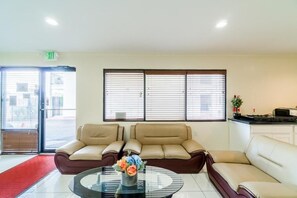 TV - Convenient Room for Park Adventures (Houston)