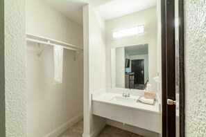 Towels - Convenient Room for Park Adventures (Houston)