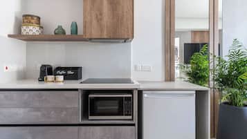 KĂŒhlschrank, Mikrowelle, Ofen, Herdplatte