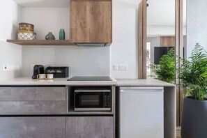 Kühlschrank, Mikrowelle, Ofen, Herdplatte