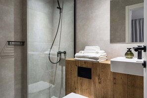 Dusche, Haartrockner, Handtücher