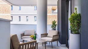 A balcony with two chairs, a small table, and a potted plant. - Modern Studio Suite w/ Balcony & Queen Bed – Germasogeia Tourist Area, Limassol (Germasogeia)