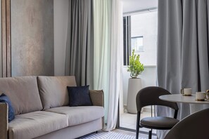 TV - Modern Studio Suite w/ Balcony & Queen Bed – Germasogeia Tourist Area, Limassol (Germasogeia)