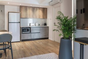 Interior - Elegant 1BR Suite w/ Balcony & Queen Bed – Germasogeia Tourist Area, Limassol (Germasogeia)