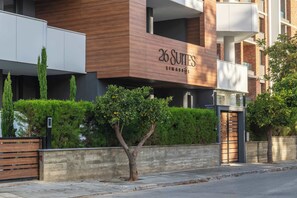 Exterior - Elegant 1BR Suite w/ Balcony & Queen Bed – Germasogeia Tourist Area, Limassol (Germasogeia)