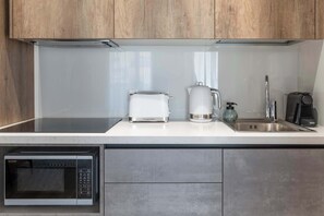 Fridge, microwave, oven, stovetop - Elegant 1BR Suite w/ Balcony & Queen Bed – Germasogeia Tourist Area, Limassol (Germasogeia)