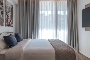 Room - Elegant 1BR Suite w/ Balcony & Queen Bed – Germasogeia Tourist Area, Limassol (Germasogeia)