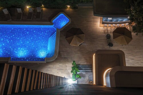 Elegant 1BR Suite w/ Balcony & Queen Bed – Germasogeia Tourist Area, Limassol