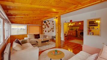 House, 4 Bedrooms, Smoking, Balcony | Living room