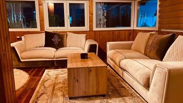 House, 4 Bedrooms, Smoking, Balcony | Ruang tamu